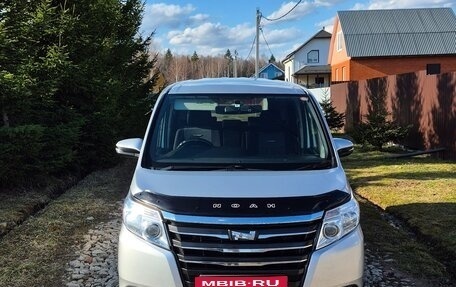 Toyota Noah III, 2014 год, 1 596 000 рублей, 1 фотография