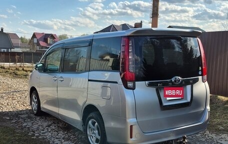 Toyota Noah III, 2014 год, 1 596 000 рублей, 3 фотография