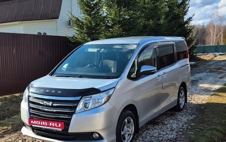 Toyota Noah III, 2014 год, 1 596 000 рублей, 2 фотография