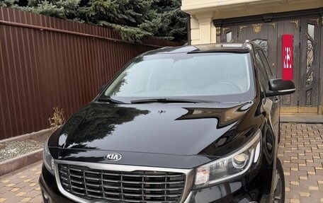 KIA Carnival III, 2019 год, 2 390 000 рублей, 1 фотография