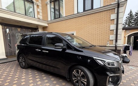 KIA Carnival III, 2019 год, 2 390 000 рублей, 4 фотография