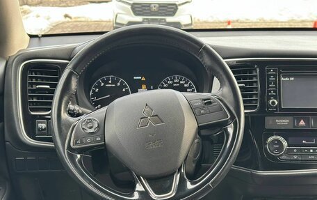 Mitsubishi Outlander III рестайлинг 3, 2017 год, 1 800 000 рублей, 15 фотография