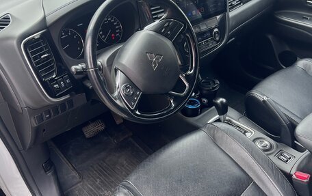 Mitsubishi Outlander III рестайлинг 3, 2016 год, 1 950 000 рублей, 10 фотография