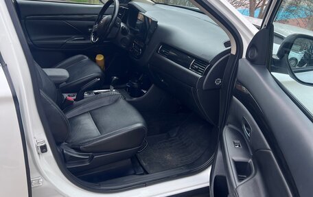 Mitsubishi Outlander III рестайлинг 3, 2016 год, 1 950 000 рублей, 4 фотография