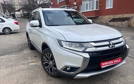 Mitsubishi Outlander III рестайлинг 3, 2016 год, 1 950 000 рублей, 2 фотография