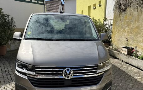 Volkswagen Multivan T6 рестайлинг, 2023 год, 5 940 000 рублей, 2 фотография