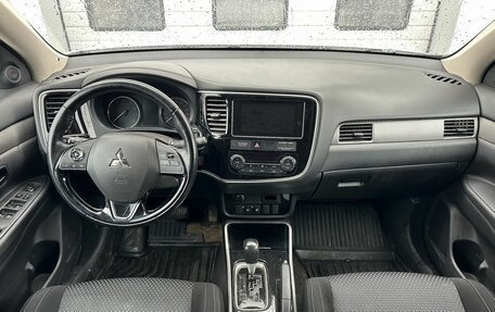 Mitsubishi Outlander III рестайлинг 3, 2018 год, 2 200 000 рублей, 10 фотография