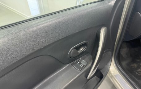 Renault Logan II, 2018 год, 879 000 рублей, 10 фотография