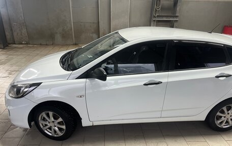 Hyundai Solaris II рестайлинг, 2011 год, 620 000 рублей, 2 фотография