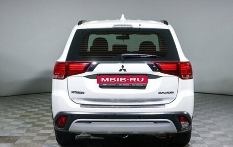 Mitsubishi Outlander III рестайлинг 3, 2019 год, 1 850 000 рублей, 2 фотография