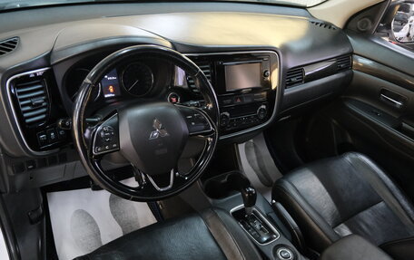 Mitsubishi Outlander III рестайлинг 3, 2016 год, 1 699 000 рублей, 11 фотография