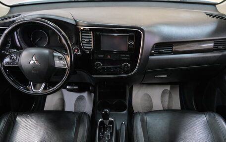 Mitsubishi Outlander III рестайлинг 3, 2016 год, 1 699 000 рублей, 14 фотография