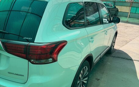 Mitsubishi Outlander III рестайлинг 3, 2019 год, 2 200 000 рублей, 3 фотография