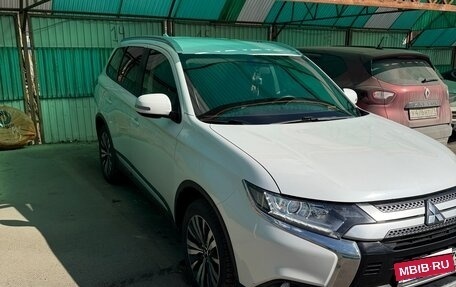 Mitsubishi Outlander III рестайлинг 3, 2019 год, 2 200 000 рублей, 2 фотография