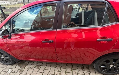 Toyota Auris II, 2011 год, 900 000 рублей, 2 фотография