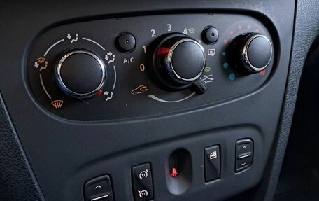 Renault Logan II, 2017 год, 823 000 рублей, 18 фотография