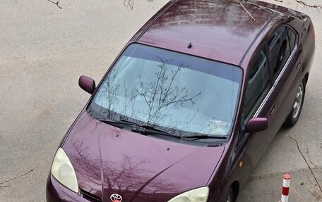 Toyota Prius IV XW50, 2001 год, 300 000 рублей, 4 фотография