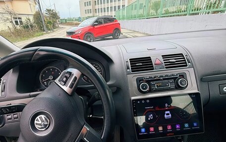 Volkswagen Touran III, 2010 год, 990 000 рублей, 2 фотография