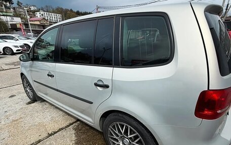 Volkswagen Touran III, 2010 год, 990 000 рублей, 3 фотография