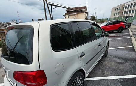 Volkswagen Touran III, 2010 год, 990 000 рублей, 8 фотография