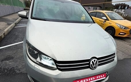 Volkswagen Touran III, 2010 год, 990 000 рублей, 5 фотография