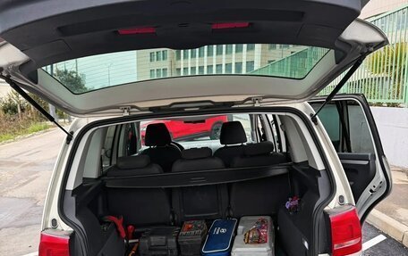 Volkswagen Touran III, 2010 год, 990 000 рублей, 11 фотография