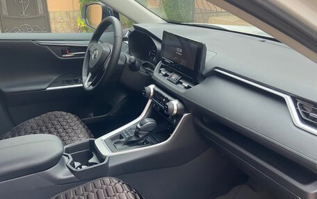 Toyota RAV4, 2024 год, 3 950 000 рублей, 25 фотография