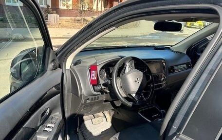 Mitsubishi Outlander III рестайлинг 3, 2021 год, 2 050 000 рублей, 2 фотография