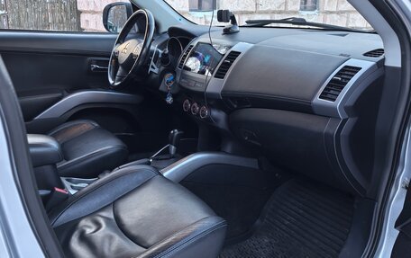 Mitsubishi Outlander III рестайлинг 3, 2011 год, 1 100 000 рублей, 33 фотография