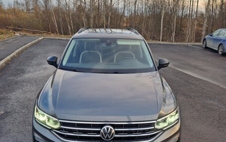 Volkswagen Tiguan II, 2021 год, 3 830 000 рублей, 2 фотография