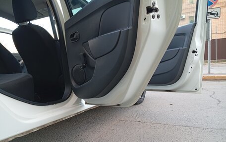 Renault Logan II, 2019 год, 895 000 рублей, 26 фотография