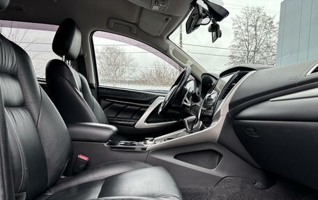 Mitsubishi Pajero Sport III рестайлинг, 2017 год, 3 050 000 рублей, 10 фотография