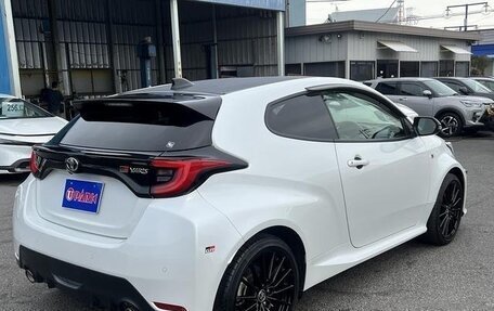 Toyota Yaris, 2021 год, 1 290 000 рублей, 2 фотография