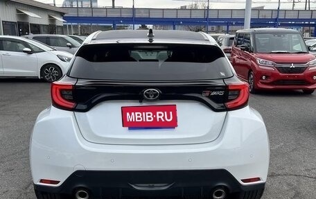 Toyota Yaris, 2021 год, 1 290 000 рублей, 3 фотография