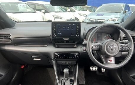 Toyota Yaris, 2021 год, 1 290 000 рублей, 6 фотография