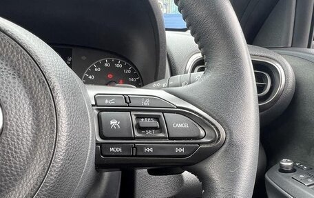 Toyota Yaris, 2021 год, 1 290 000 рублей, 10 фотография