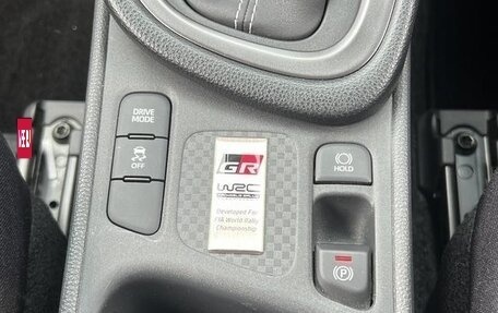 Toyota Yaris, 2021 год, 1 290 000 рублей, 16 фотография