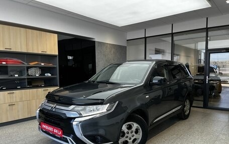 Mitsubishi Outlander III рестайлинг 3, 2018 год, 1 850 000 рублей, 1 фотография