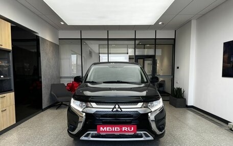 Mitsubishi Outlander III рестайлинг 3, 2018 год, 1 850 000 рублей, 2 фотография