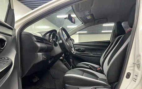 Toyota Yaris XP150 рестайлинг, 2022 год, 1 027 000 рублей, 7 фотография