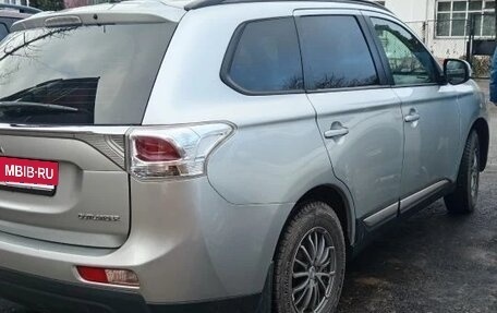Mitsubishi Outlander III рестайлинг 3, 2014 год, 1 250 000 рублей, 3 фотография