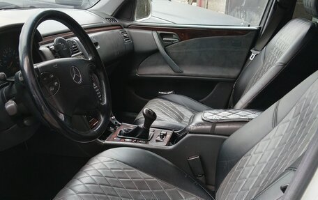 Mercedes-Benz E-Класс, 2001 год, 550 000 рублей, 4 фотография