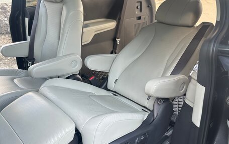 KIA Carnival, 2021 год, 3 800 000 рублей, 24 фотография