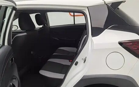 Toyota Yaris XP150 рестайлинг, 2022 год, 1 460 000 рублей, 11 фотография