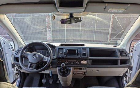 Volkswagen Caravelle T6 рестайлинг, 2015 год, 2 450 000 рублей, 6 фотография