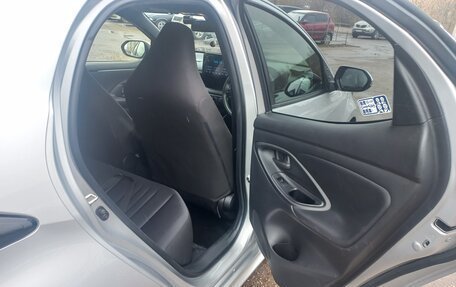 Toyota Yaris, 2021 год, 1 210 000 рублей, 3 фотография