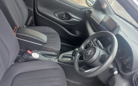 Toyota Yaris, 2021 год, 1 210 000 рублей, 9 фотография