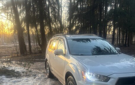 Mitsubishi Outlander III рестайлинг 3, 2011 год, 930 000 рублей, 2 фотография