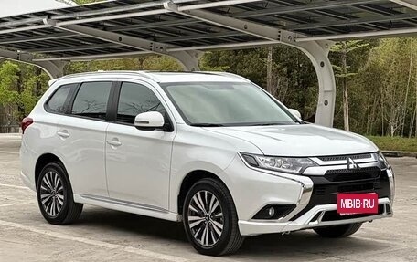 Mitsubishi Outlander III рестайлинг 3, 2022 год, 2 400 000 рублей, 1 фотография