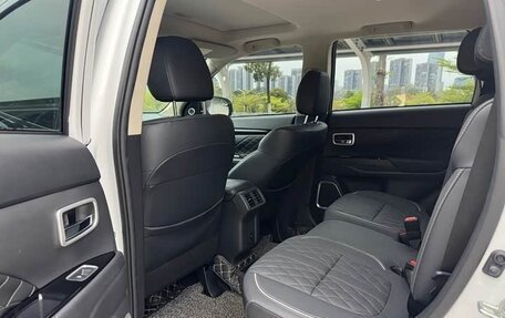 Mitsubishi Outlander III рестайлинг 3, 2022 год, 2 400 000 рублей, 10 фотография